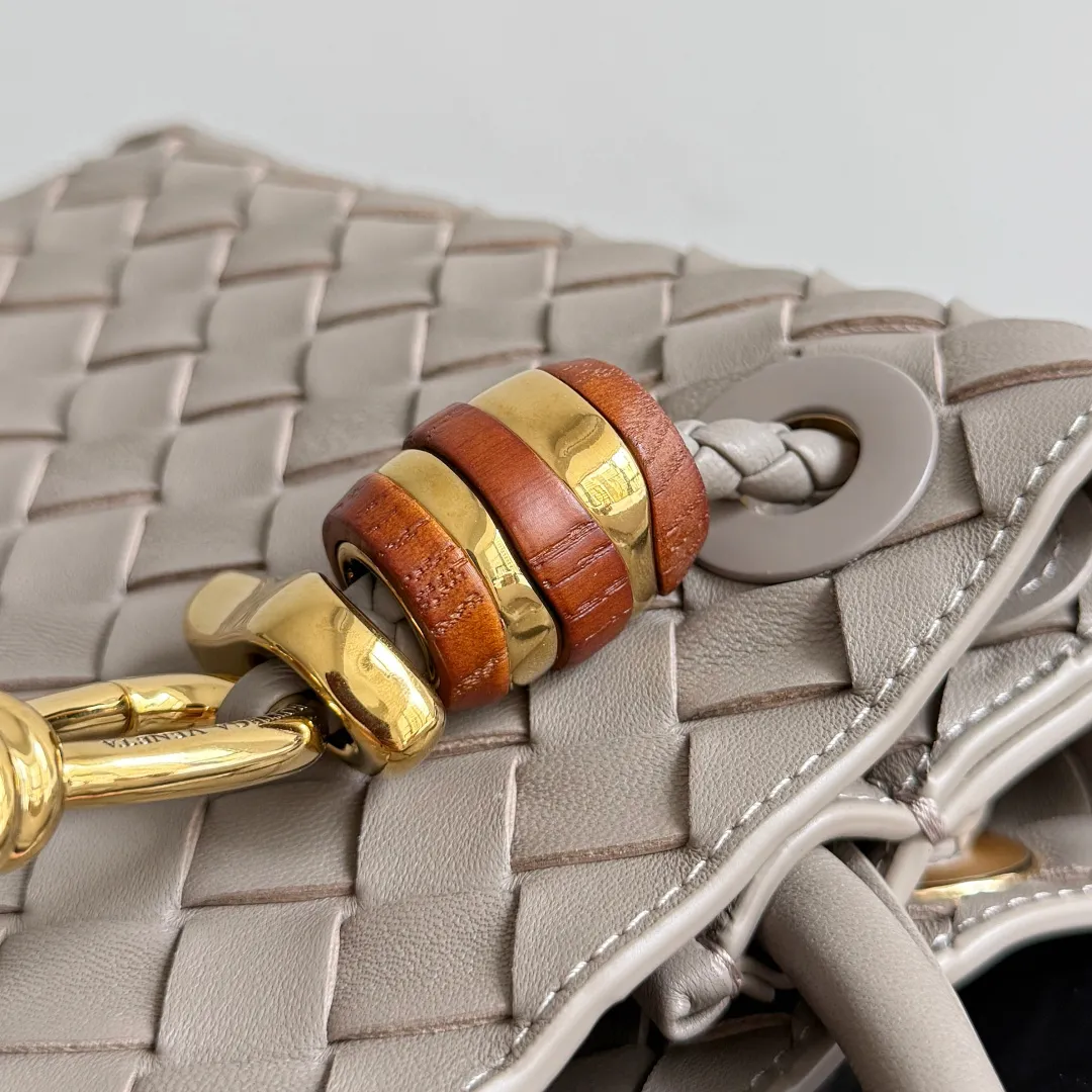 The new Andiamo batch of 3060 BV is shipped‼ ️The classic intercciato weaving process is used to create a soft bag, the metal knot is made of micro-cast aluminum using jewelry technology🪢, and the decorative beads are made of metal and hand-polished oak, allowing you to jump repeatedly between elegance and fun💃, making it unpredictable. Classic and versatile, it shows off your temperament, and the bag has a large capacity, making it very convenient for daily commuting! It has a variety of carrying methods, the shoulder straps can be adjusted by yourself, the original lambskin feels soft and delicate, and the unisex style breaks gender boundaries and brings a more practical and long-lasting use experience. The Andiamo, which has both elegant and casual styles, perfectly interprets the "fashionable old money style". Style number: 743568+wood hardware Color: stone gray Size: 25*22*10.5cm